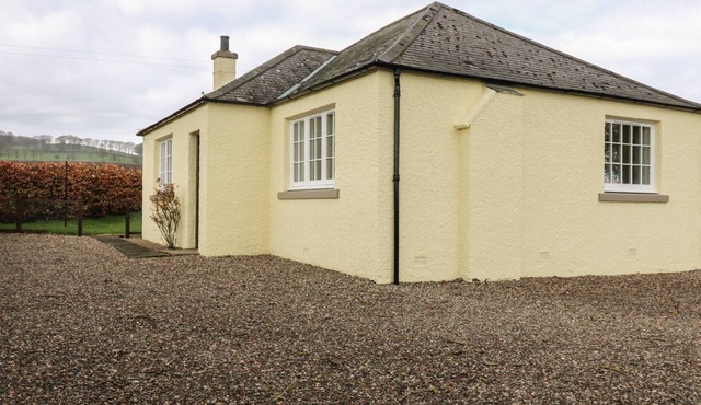 BANKHEAD OF LOUR BUNGALOW, pet friendly, with open fire in Forfar