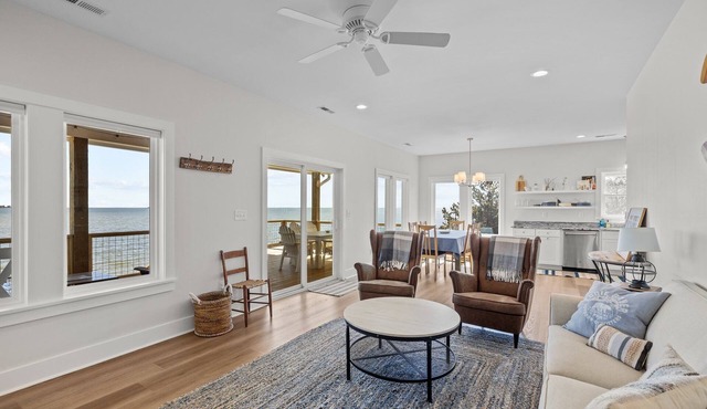 Banks' Haven-Sound Front/Pet Friendly Home