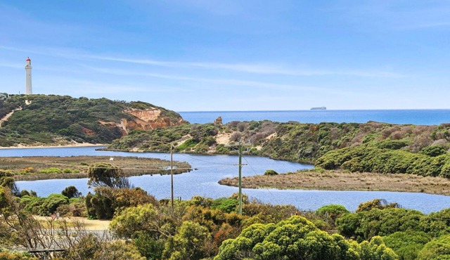 Banksia Haven - Coastal retreat near Fairhaven Beach