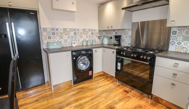 BANKSIDE HOUSE, pet friendly, luxury holiday cottage in Stathern