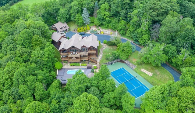 Banner Crest - MOUNTAIN LUXURY! Views, hot tub, Private Pool and Tennis Courts, Game Room!