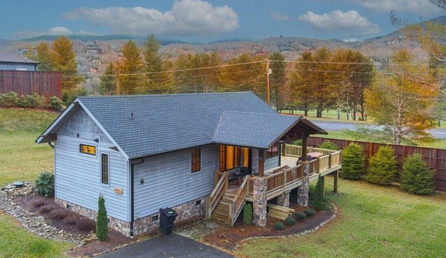 Banner Sky - 2bd/2ba cabin with mountain views, wrap around porch minutes from downtown Banner Elk.