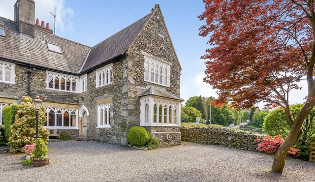 Bannerrigg, a fabulous celebration house with hot tub and cinema in Windermere at the heart of the E