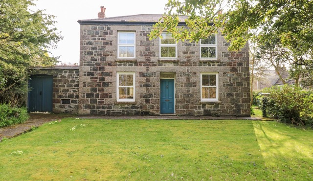 BANNETH, pet friendly, character holiday cottage in Helford