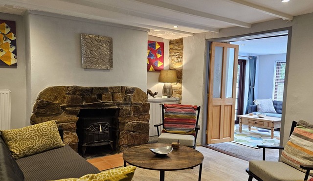 Bannsvale Farmhouse, Cornwall-Parking, Secure garden, 2 miles Porthtowan beach.