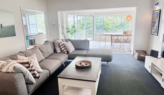 Banyan, 14 Montevideo Parade - Spacious pet friendly property with air con and WiFi