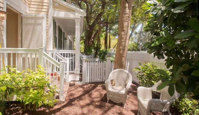 Banyan Court downtown condo- 2 bedroom, 2.5 bath, walkable, parking, pool