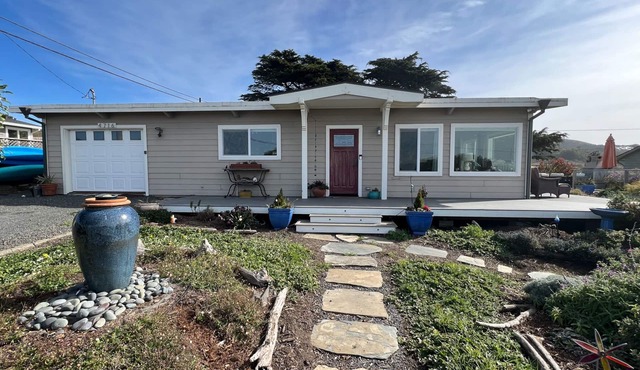 Banyan House - Quaint Beach Cottage.