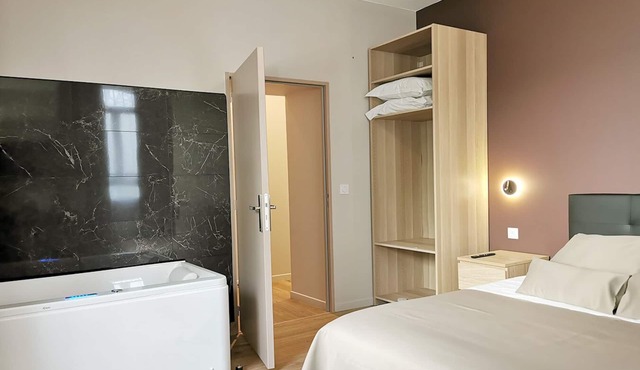 Banyuls-Suite-Suite-Whirlpool bath-Canal view