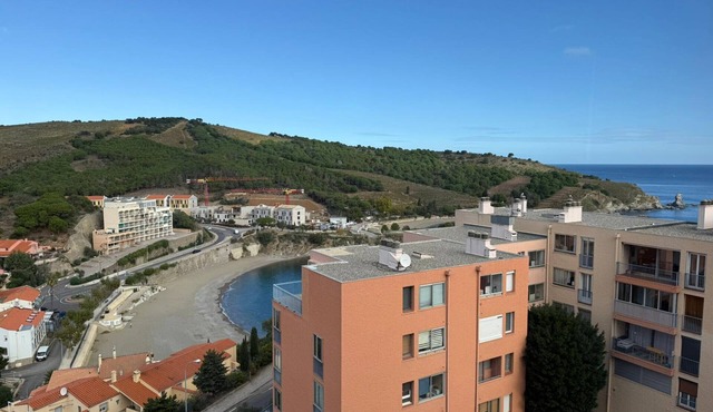 Banyuls-sur-Mer: F2 Apartment with Loggia and Parking, Close to Beach