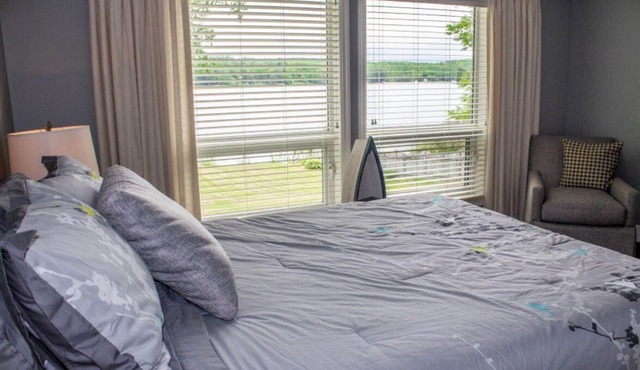 Baptiste Lakehouse - Pet-Friendly Waterfront Cottage w/Great Swimming!