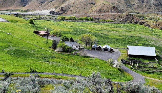 Barber Ranch Retreat. 1 mile from Snake River. Family sized home. Pet Friendly.