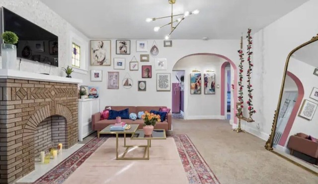 Barbie Dream Loft! Wine/Yard/King Bed/Parking!