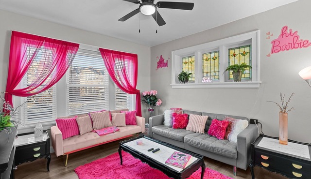 Barbie's Dreamhouse - Sleeps 6 Near Botanical Gardens & Tower Grove Park
