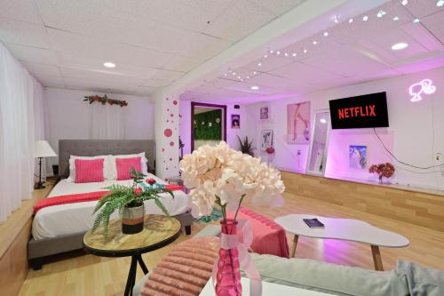 Barbiecore Dream Pad in Sacramento