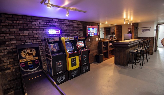 Barcade and rope swing bar, 5 minutes from The Avalon Grand Resort and Golf!
