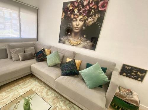 Barcelona Chic Apartments- Free Parking - 10 min BCN center by metro
