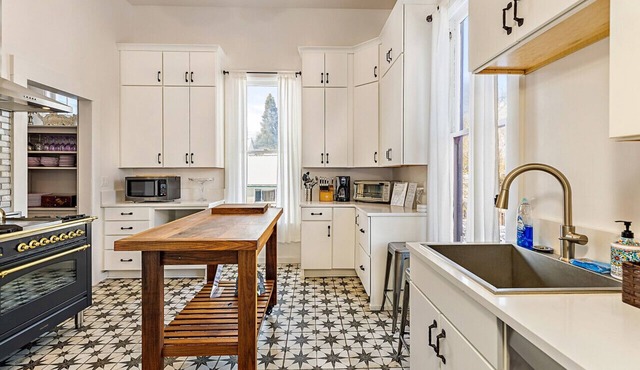 Barclay Klum House | Walk to Downtown | Soaking Tub & Gourmet Kitchen