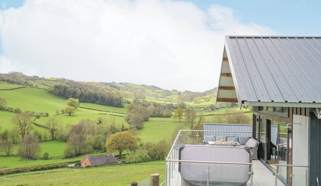 BARCUD COCH - RED KITE, pet friendly, with hot tub in Garthmyl