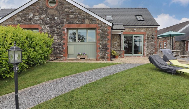 BARCUD COTTAGE, pet friendly, character holiday cottage in Llandeilo