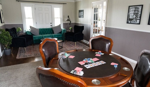 Bardstown w/Hot Tub & Poker Table