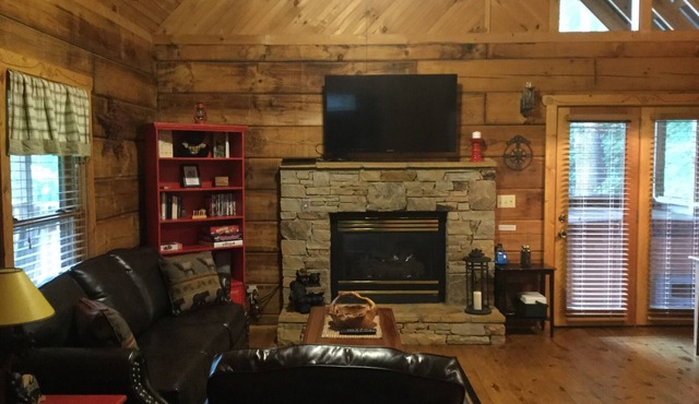 BARE FEET CABIN A Cozy Romantic Getaway Free WiFi/Hottub/Jetted tub/Fireplace