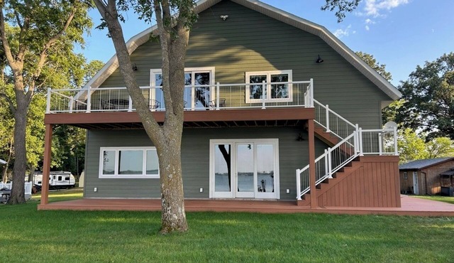 Bare Feet Retreat nNew, 2nd Floor 3-BR, 2 bath lakefront house on Lake Shetek