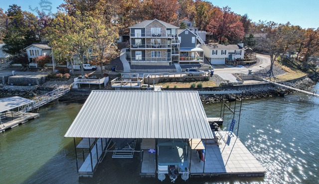 BARE FEET RETREAT! Swim Dock, 5 Decks, Elevator, Gaming Room, Bagnell Dam Strip!