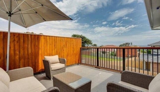 Barefoot Beach House -30 Second Walk to Swimming Beach, Amazing Bay & Hill views