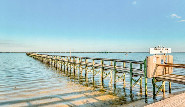 Barefoot Bliss. Enjoy Barefoot Bay Amenities. Lake view. Steam shower & grill.