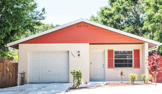 BAREFOOT BUNGALOW- 1O MINUTES TO SIESTA BEACH AND AMENITIES! PET FRIENDLY!