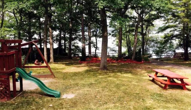 Barefoot Bungalow with shared private Lake Access