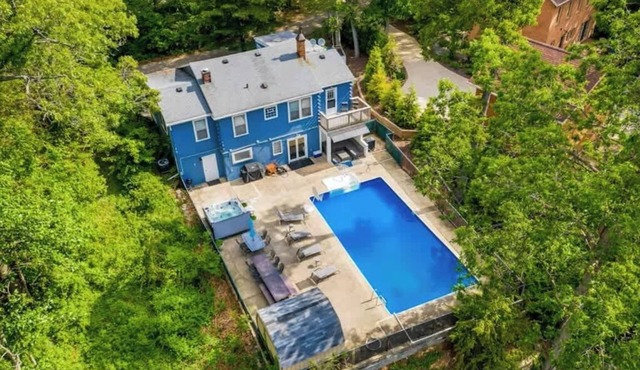 Barefoot Cottage: Pool+Hot Tub, Pets+Walk to Beach