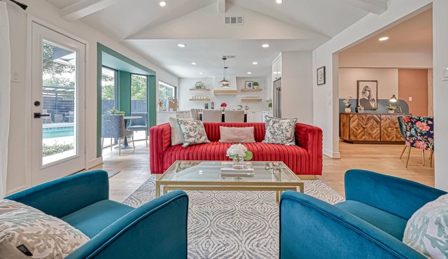 Barefoot in Spring Branch, Modern Chic Home With Private Pool, Gourmet Kitchen