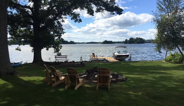 'Barefoot' Lake House–Play, Rest & Relax