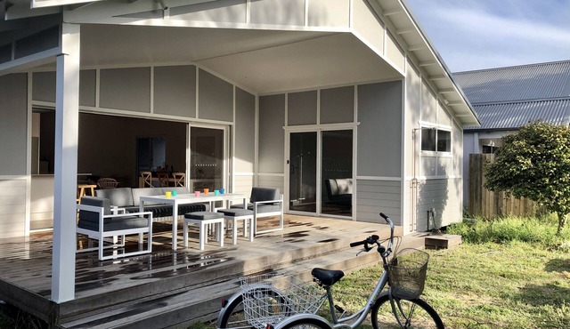 Barefoot Retreat Booker Bay walk to beach, shops, cafes, family and large groups