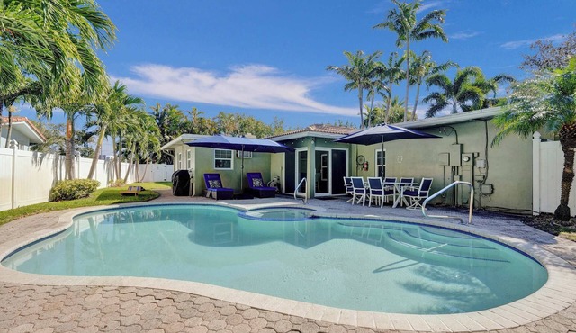 Barefoot Villa 🏖️ Poolside Paradise + Hot Tub