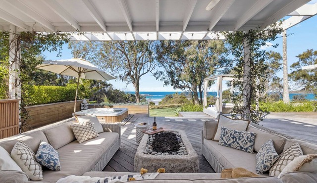 Barellen Beach House - Luxury Beachfront Oceanview