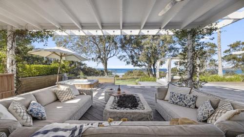 Barellen Beach House - Luxe Beach Front, Oceanview
