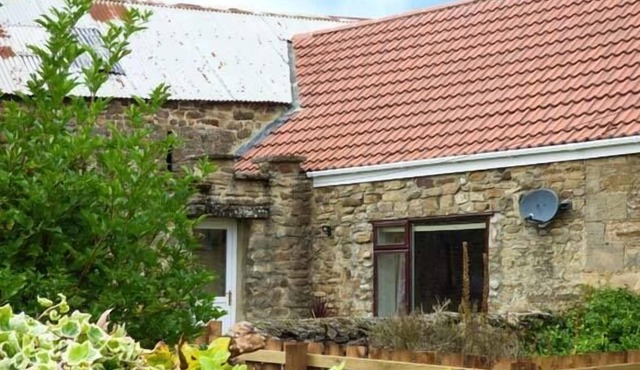 BARFORTH HALL COTTAGE, pet friendly, with hot tub in Gainford