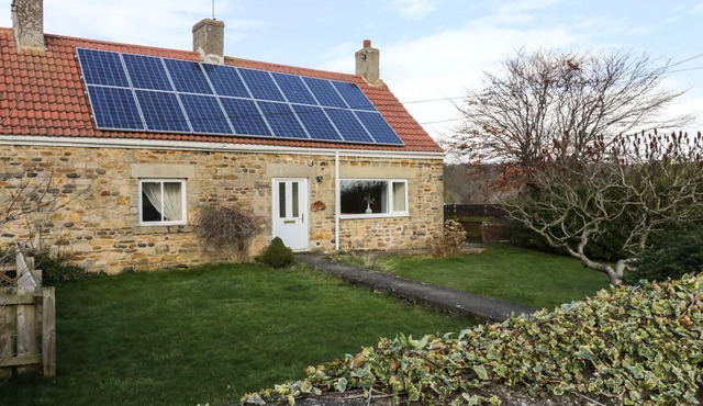 BARFORTH HALL DAIRY, pet friendly, with hot tub in Gainford