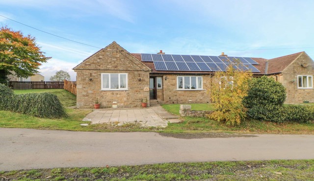 BARFORTH HALL LODGE, pet friendly, with hot tub in Gainford