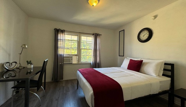 Bargain Beverly Hills, bright 1 bedroom. Great area!