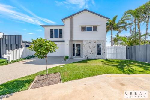 Bargara Coastal Luxe Aircon, Outside Pet, Sleeps 8