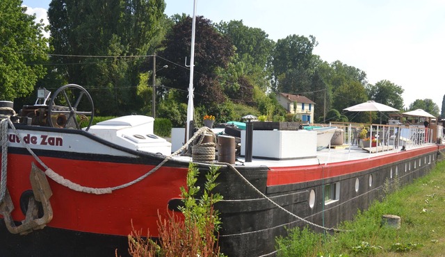 Barge moored at the Chaumot marina, Nivernais canal