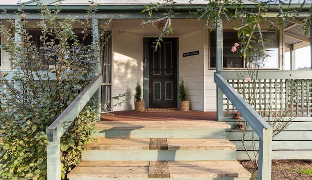 Baringa Cottage - Quant little farm stay cottage sitting amongst the surrounding mountain views.