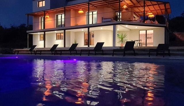 Barjac: Beautiful villa with magnificent view of the Cevennes mountains