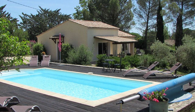 Barjac Villa Pastis - Self-catering cottage with swimming pool and view of the Cevennes mountains