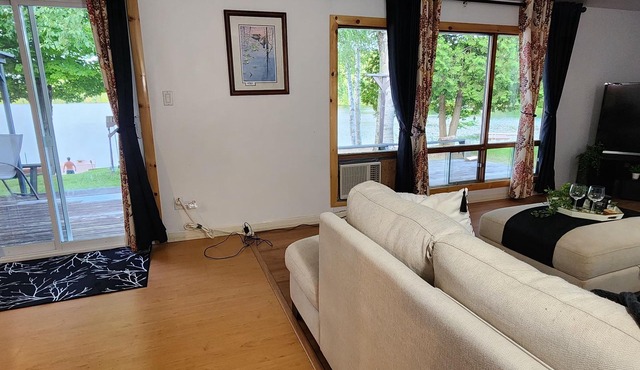 Barker's Lakefront Cottage - Upper Cardiff Lake, Highlands East (STR25-00064)
