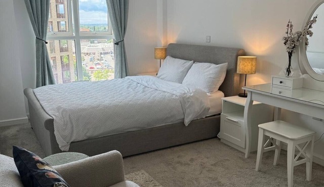 Barking Bliss - Bright Apartment with City Views